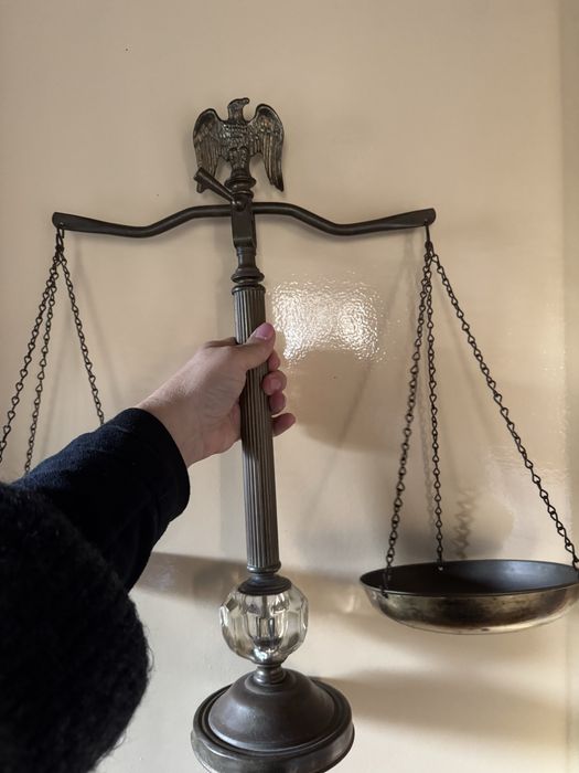 Balança antiga de metal e vidro