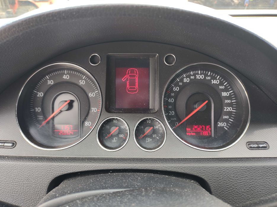 VW Passat B6 - Części - Drzwi / maska / błotnik / klapa / lampa / inne