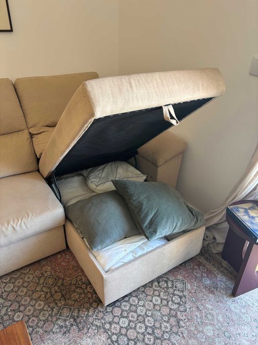 Sofá com chaise longue e arrumação