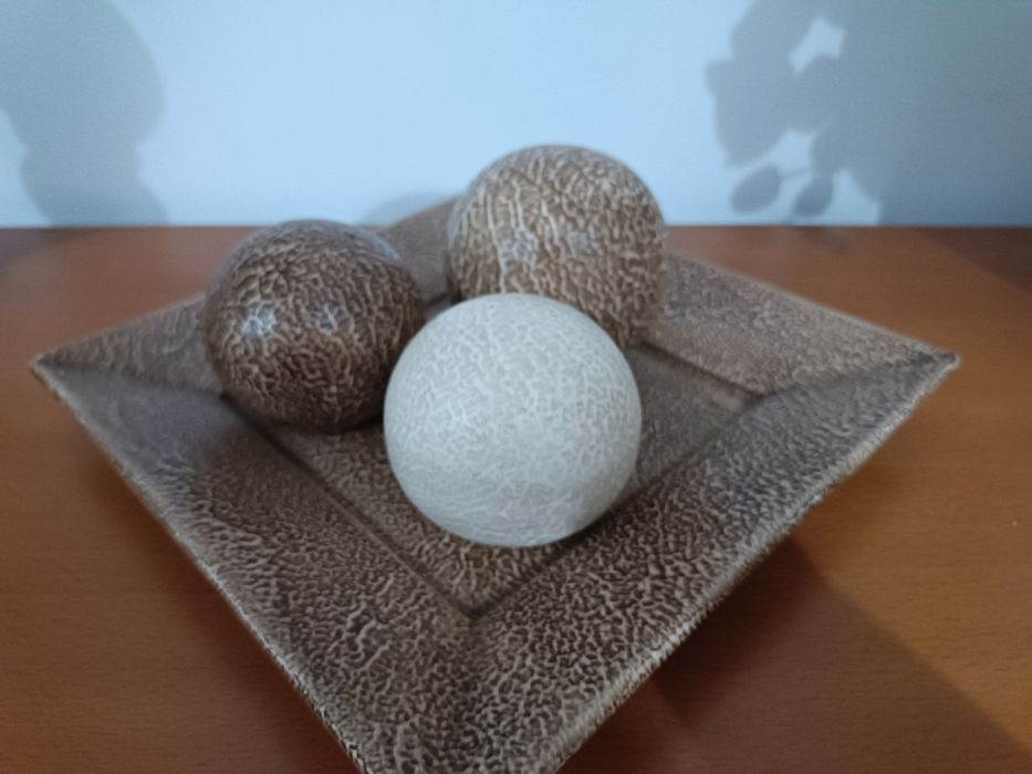 Prato pequeno com 3 bolas em tudo em terracota