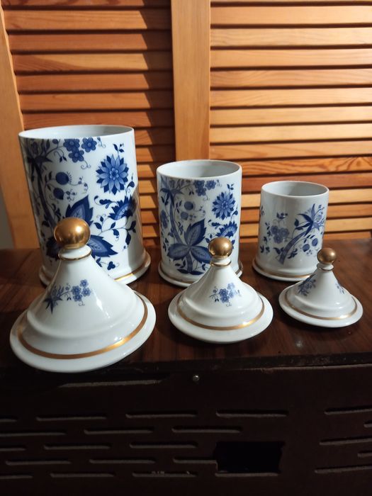 Três potes em porcelana