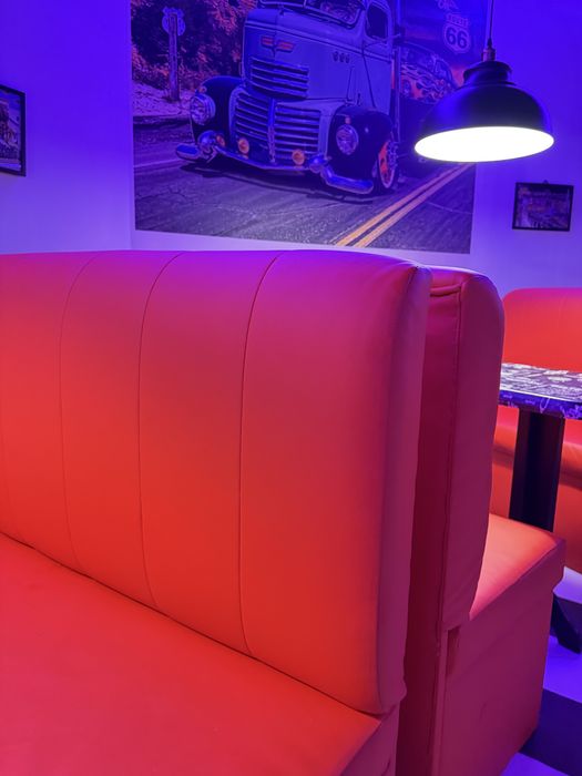 Czerwone boksy kanapy do restauracji amerykanskiej