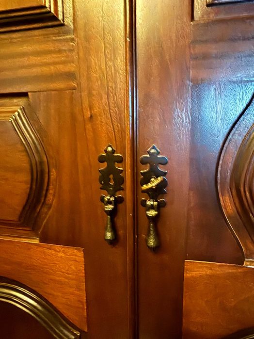 Armário antigo em madeira maciça – muita arrumação