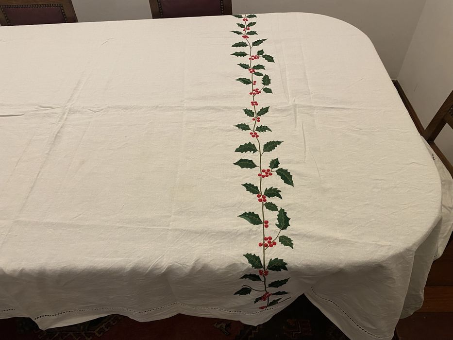 Toalha em linho com bordados de motivos natalicios