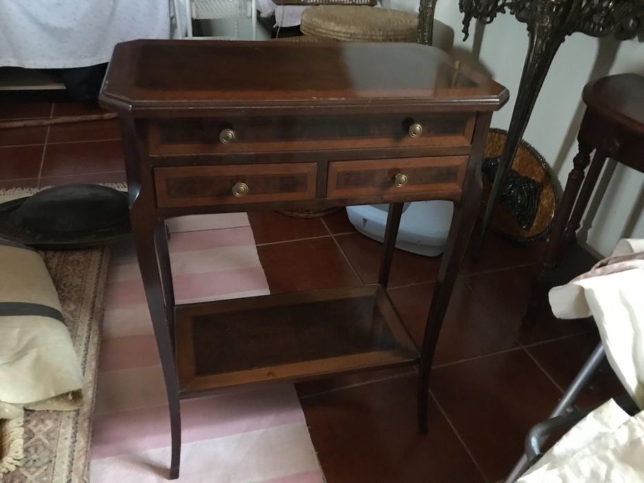 Diversas mesas de apoio, chá e aparador madeira, metal e mármore