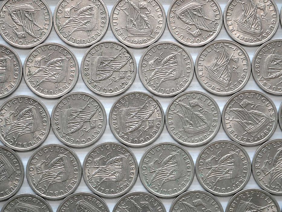 Lote de 300 Moedas 2 Escudos e 50 Centavos 1982