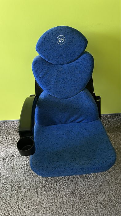 Niebieski fotel kinowy