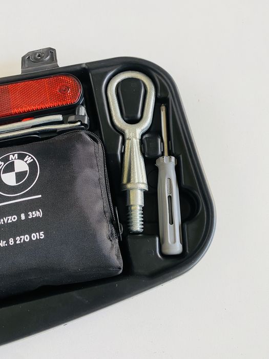 Ніша для Інструментів BMW E60 Викрутка Ключі Аптечка Аварійний Знак