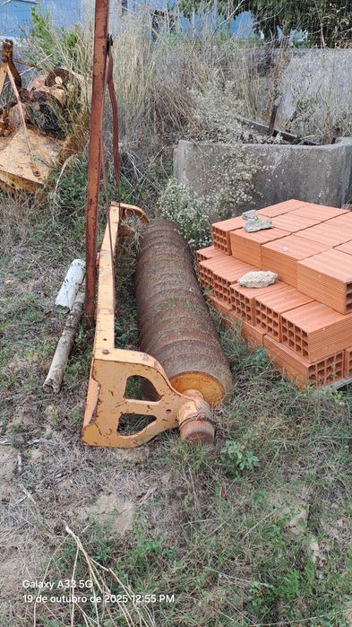 Várias alfaias agricolas, vendo em conjunto ou separado