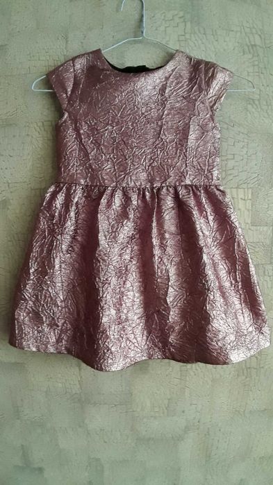 Чудесное праздничное платье для девочки 4 лет.
TU