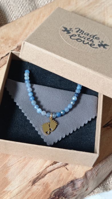 Naszyjnik choker z zawieszką stópkami dziecka, prezent dla nowej mamy