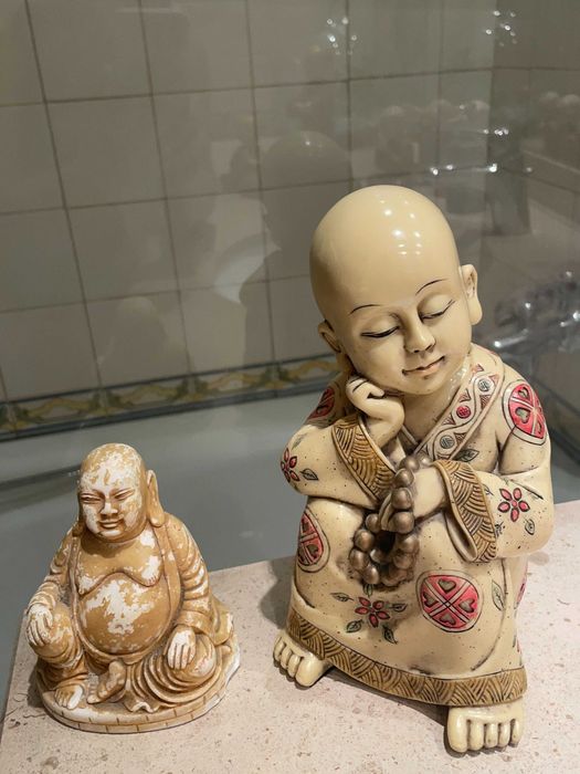 Conjunto de 2 estatuetas de monges budistas