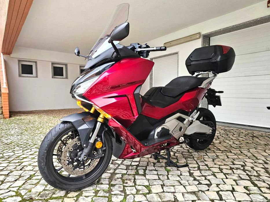 Honda Forza 750 de 2021 com 19.900 kms e revisões na marca