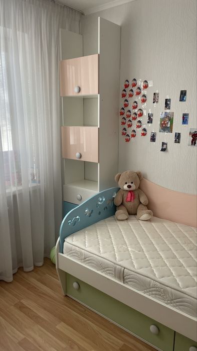 Комплект меблів в дитячу кімнату