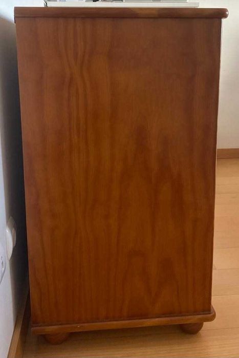 Cómoda com 4 gavetas em madeira