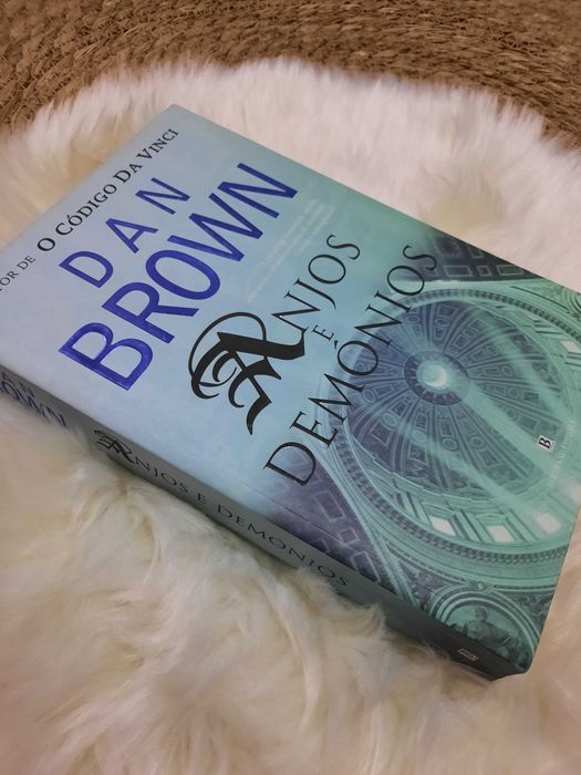 Livro " Anjos e Demónios" de Dan Brown