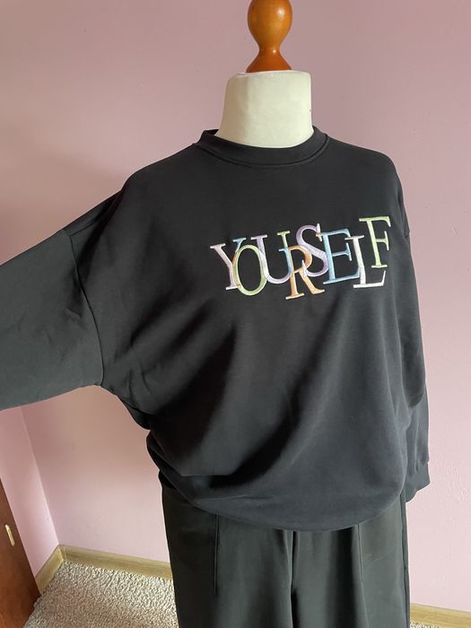Bluza MOJI  czarna haftowany kolorowy napis 42/44/46