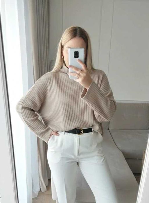 Beżowy golf prążkowany o luźnym kroju odkryte plecy NLY Trend