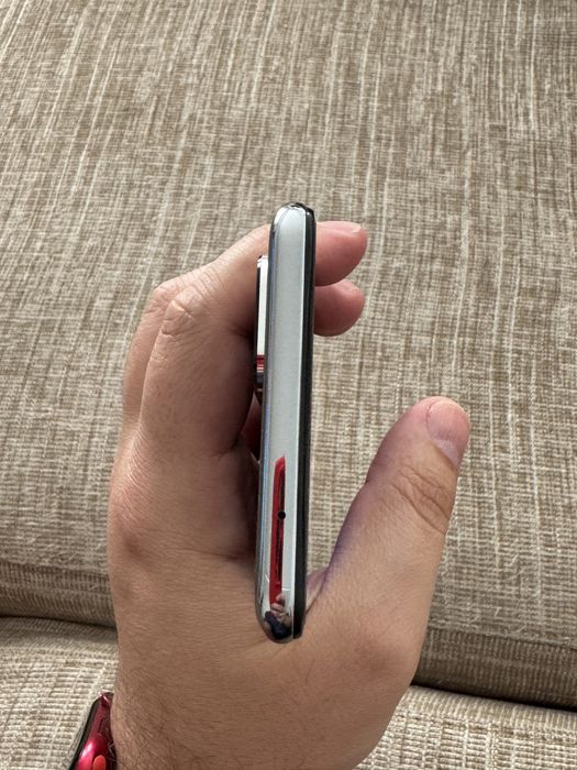 Oppo A94 5G com ecran rachado mas a funcionar