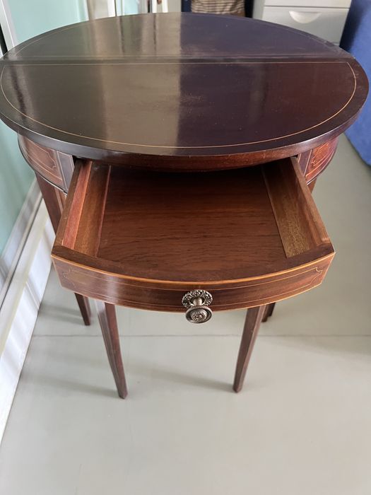 NEGOCIAVEL! 2 Mesinhas de apoio em madeira e com embutidos tipo inglês