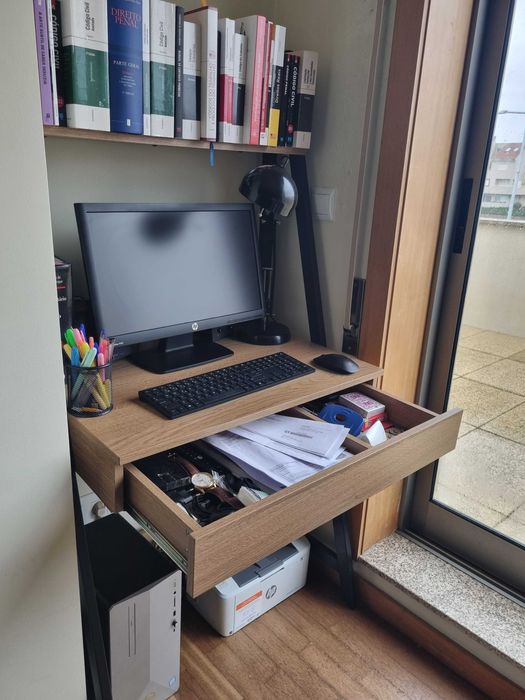 Estante de apoio / mesa de computador