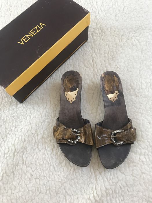 Drewniane brązowe klapki z klamrą na niskim obcasie vintage Venezia