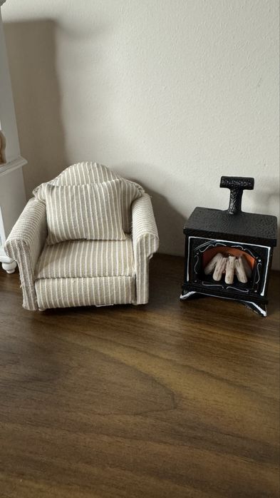 Меблі у ляльковий будиночок