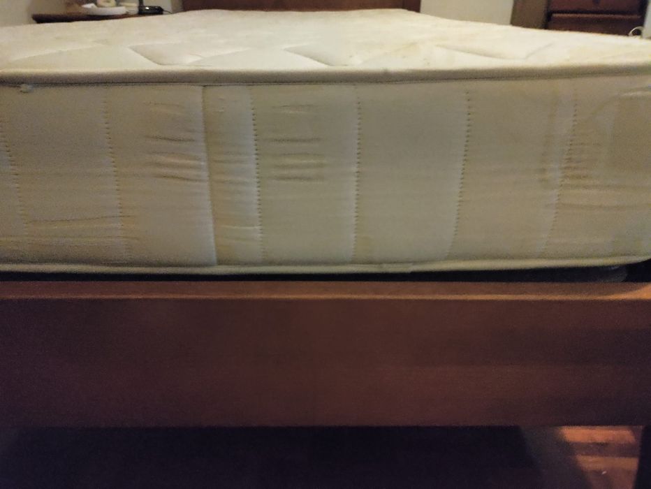 Cama com estrado e colchão
