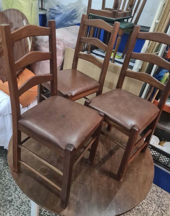 Cadeira com assento em semi pele