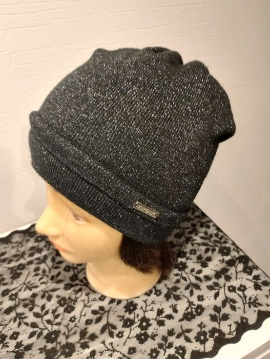 Czapka damska ze srebrną nitką uniwersalna