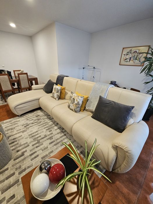 Sofá em pele com chaise longue (cor bege)