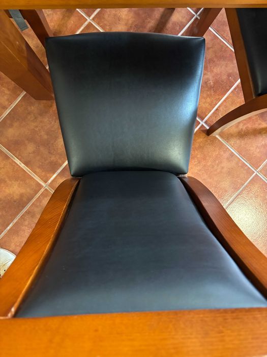 Mesa cerejeira com 6 cadeiras e aparador