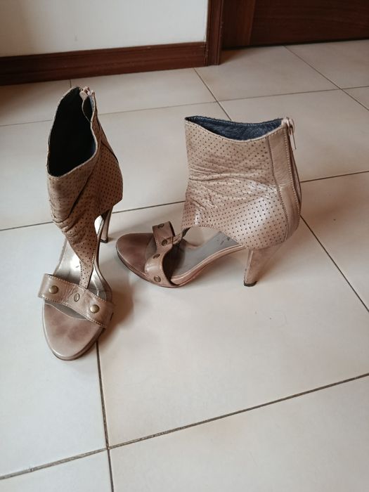 Sandália bege pele