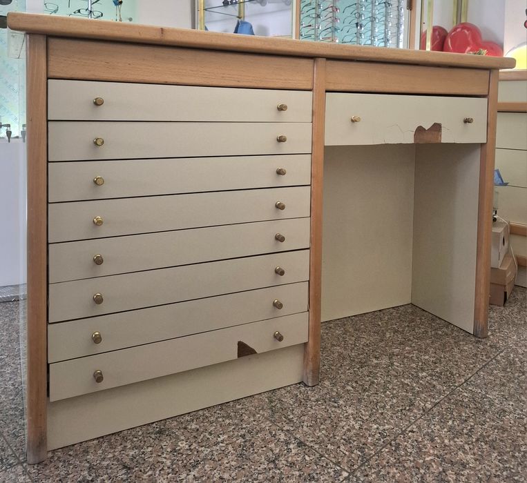 Balcão  vintage com gavetas e vitrine + cadeira