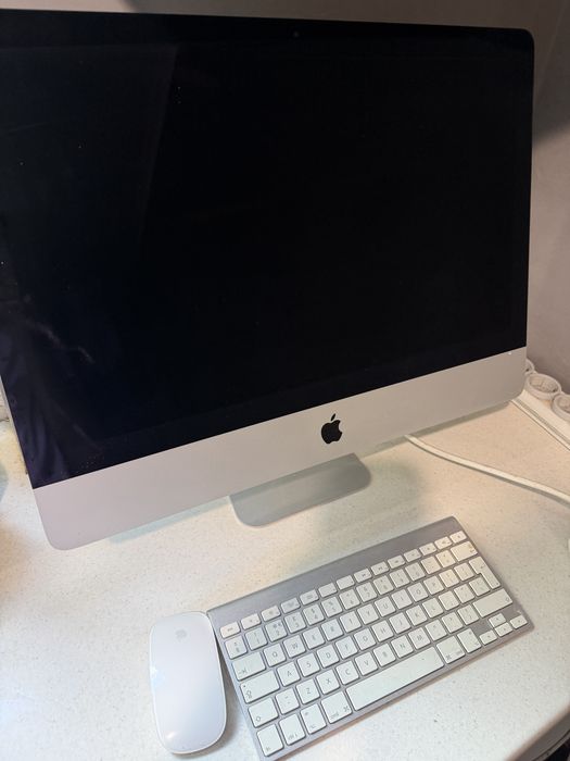 Apple iMac 21.5” (2013) / i5 / 8GB / 1TB мышь+клавиатура