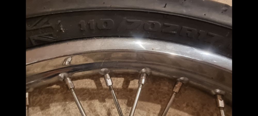 Pneus Duro 90.80-17 e avon spirit st 110.70-17
avon spirit st 110.7