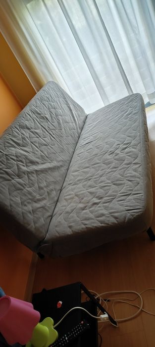 Sofá cama cinzento em bom estado