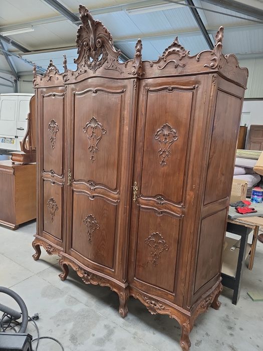 Roupeiro Antigo, Alto Nível Artesanal, Excelente Estado, não aceito Mn