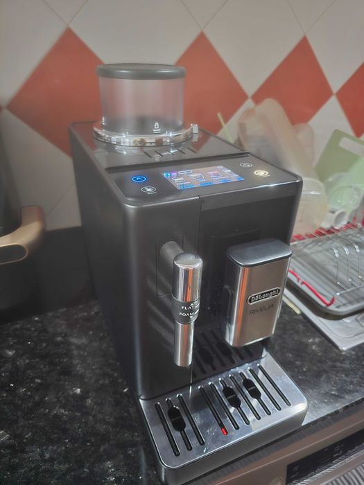 Máquina de café delonghi rivelia
