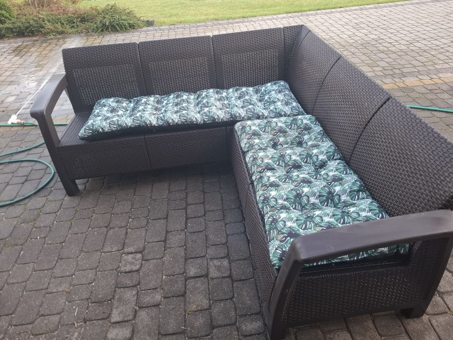 Naroznik ogrodowy z technoratanu  180x180  cm (siedzisko 50cm) 40cm wysokosc siedziska. + nowe pufy