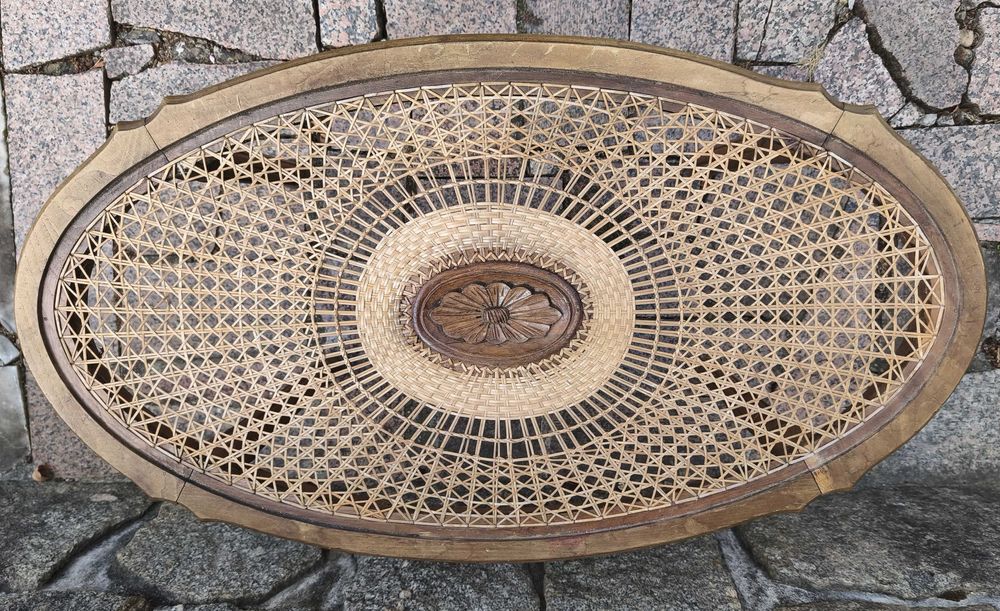 Mesa com tampo em palha muito antiga oval