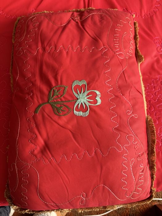 Colcha, almofadas, tapetes e naprons