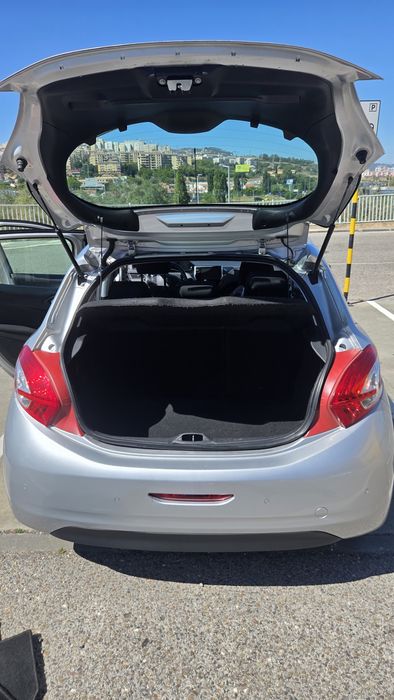 Peugeot 208 1.4 D automático