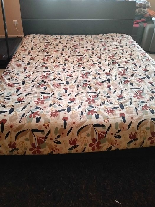 Mobília de casal 1 cama com estrado 1 cómoda e 2 mesas de cabeceira. Oferta de colchão.