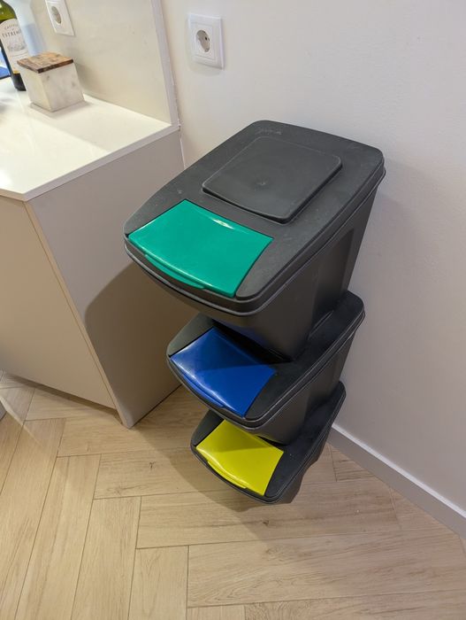 Conjunto caixotes reciclagem ecoponto