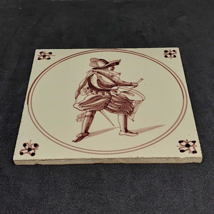 РЕДЧАЙШАЯ плитка ГОЛЛАНДИЯ 18-й век 2 шт. ВОИН керамика БАРАБАНЩИК