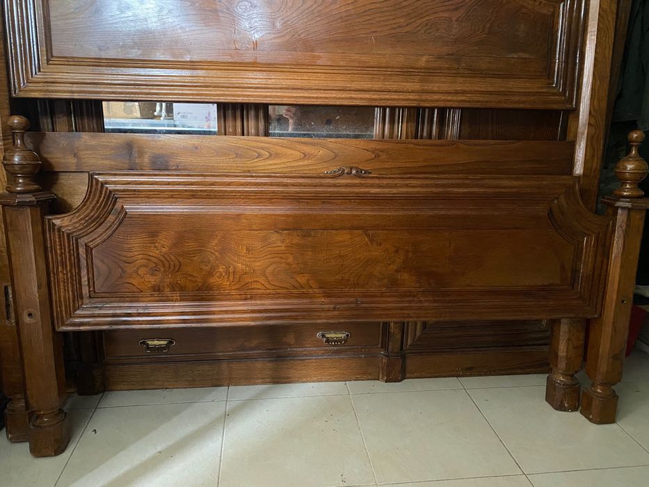 Cama de Casal em Carvalho Maciço - Design Clássico e Resistente