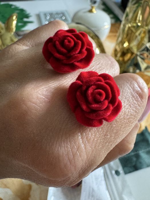 Kolczyki małe róże aksamitne czerwone