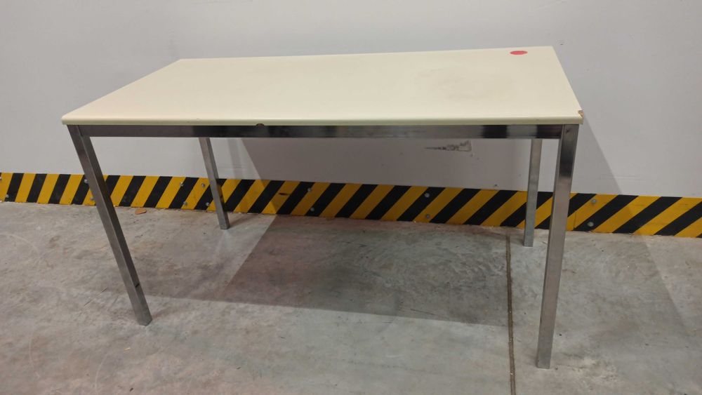 Biały stół uszczerbiony