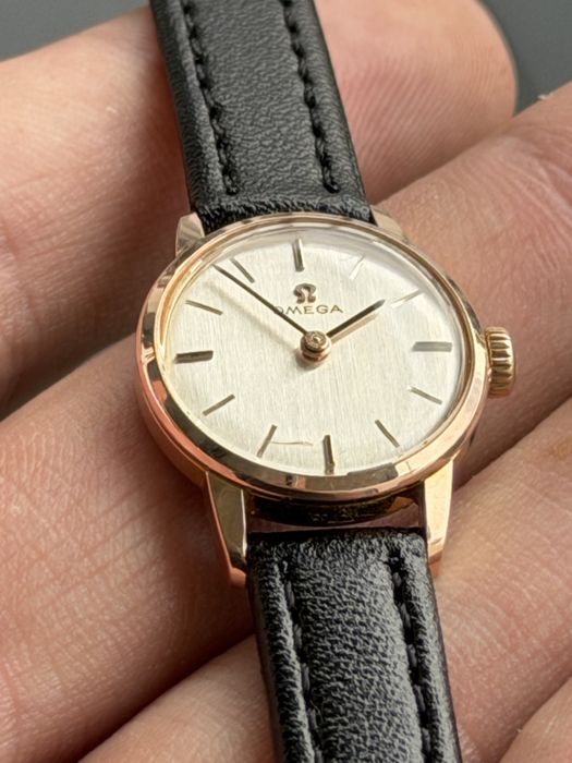 Zegarek damski Omega - złocony